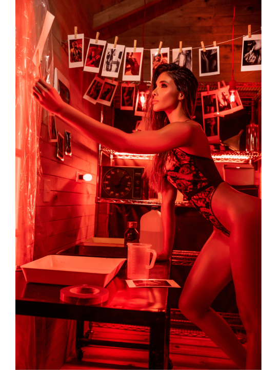Body noir et rouge en résille transparente avec imprimé et décolleté plongeant - Mapalé