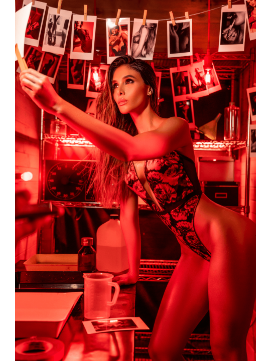 Body noir et rouge en résille transparente avec imprimé et décolleté plongeant - Mapalé
